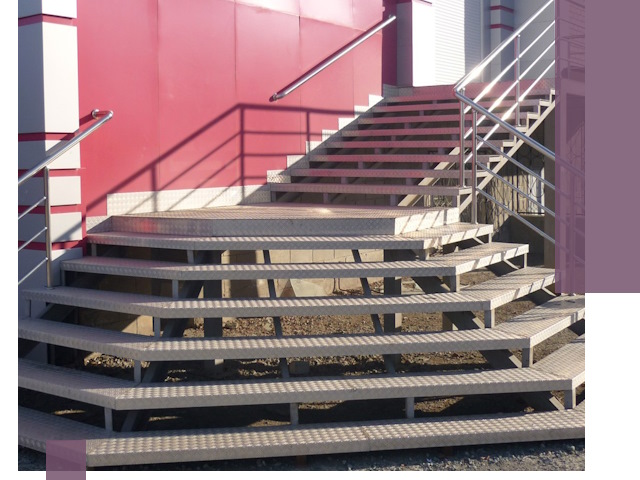 Лестницы для магазина в Батайске — изготовление и монтаж