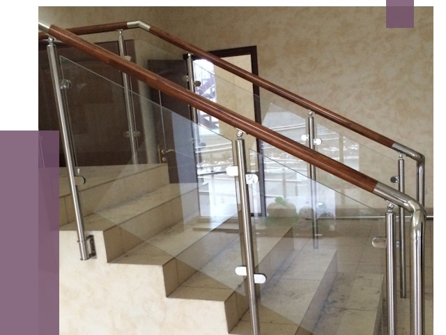 Комбинированные перила из металла и дерева в Батайске