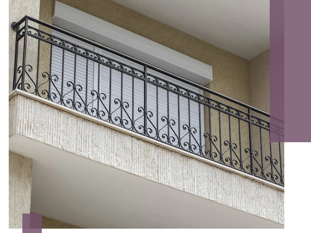 Балконные ограждения из металла и стекла в Батайске для домов